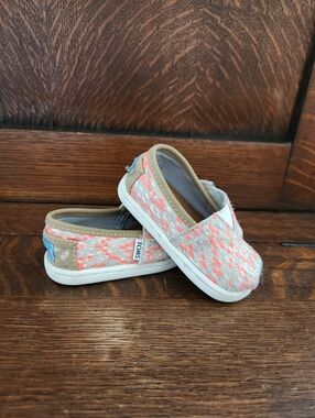 Little Girls TOMS Size 4